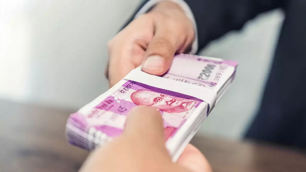 সমাজের অনেক পেশায় যদিও এখনও পারিশ্রমিকের নিরিখে পুরুষ ও মহিলাদের মধ্যে একটি  বিভাজন রেখা লক্ষ করা যায়। পুরুষকর্মীরা মহিলাকর্মীদের তুলনায় সাধারণত বেশি পারিশ্রমিক পেয়ে থাকেন। তবে, সেই বিষয়টি অনেকাংশেই গুলিয়ে যায় বলিপাড়ায়।