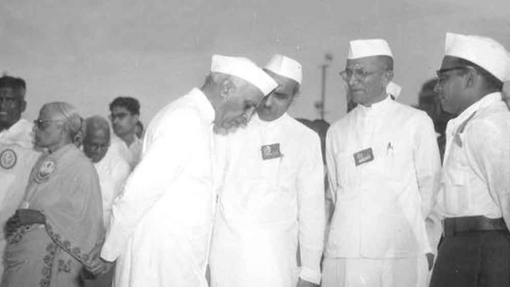 কিন্তু রাজেন্দ্রপ্রসাদ প্রকাশ্যে দ্বিতীয় বার নির্বাচনে দাঁড়ানোর ইচ্ছাপ্রকাশ করায় অনেক ‘অঙ্ক’ বদলে যায়। কংগ্রেস সাংসদ-বিধায়কদের বড় অংশ এমনকি কংগ্রেস সভাপতি ইউএন ডেবর-সহ কেন্দ্রীয় নেতাদের অনেকেই রাজেন্দ্রপ্রসাদের পক্ষে সওয়াল করেন।