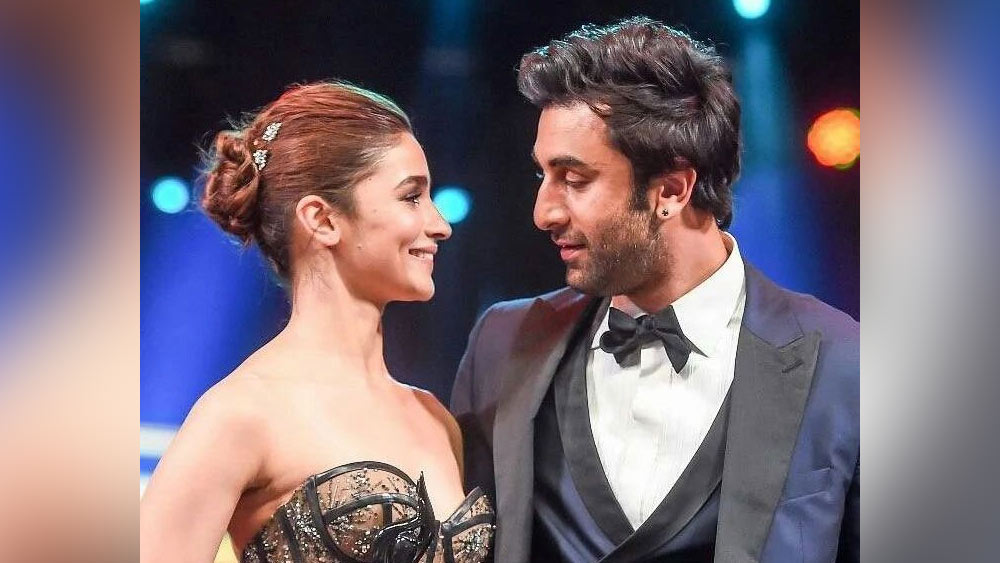 এক দিকে যেমন রণবীরকে খুব কম সিনেমায় অভিনয় করতে দেখা যাচ্ছে, অন্য দিকে আলিয়া একের পর এক হিট ছবি উপহার দিয়ে যাচ্ছেন দর্শকদের। অভিনয় জগতে রণবীরের পরে যাত্রা শুরু করেও বর্তমানে আলিয়ার উপার্জনই বেশি।