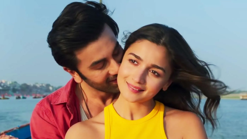 পরিবার সূত্রে, ইন্ডাস্ট্রির সঙ্গে রণবীর-আলিয়ার পরিচয় বহু দিনের। রণবীরকে প্রথম ২০০৭-এ ‘সাওয়ারিয়া’ ছবিতে অভিনয় করতে দেখা গেলেও আলিয়ার প্রথম ছবি মুক্তি পায় ২০১২ সালে।