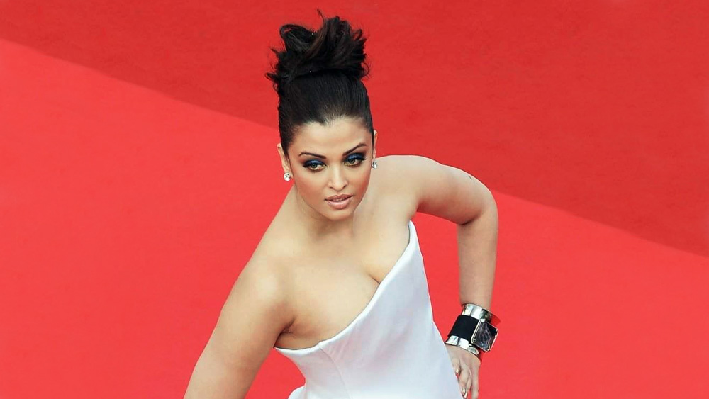 জুনিয়র বচ্চন এক সময় চুটিয়ে অভিনয় করলেও ইনডাস্ট্রিতে ঐশ্বর্যার চাহিদাই বেশি। শুধু বলিউডে নয়, হলিউডেও অভিনয় করেছেন বচ্চন- পুত্রবধূ।