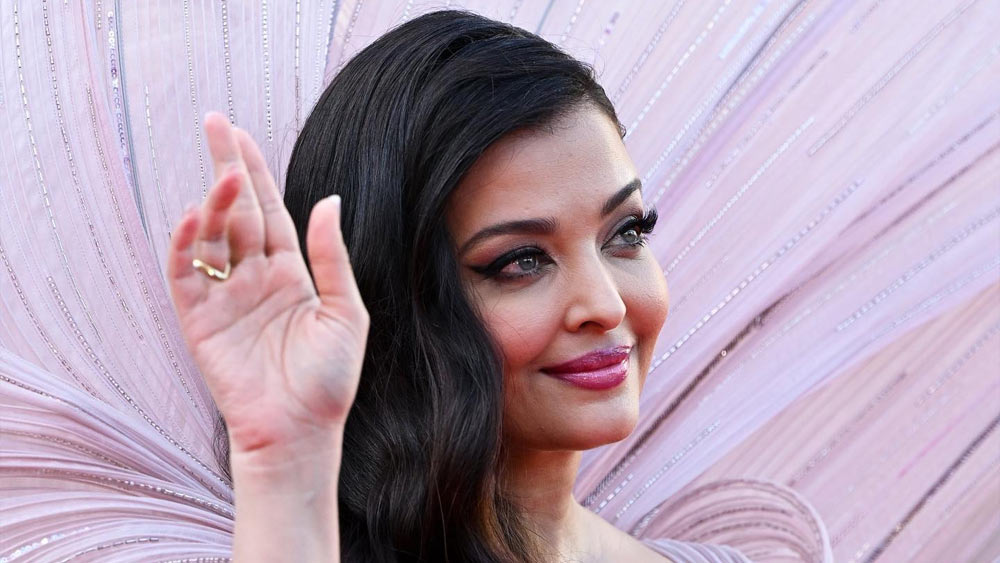 এমনকি, উপার্জনের দিক থেকেও এগিয়ে রয়েছেন তাঁরা। এই তালিকার শীর্ষে আছেন রাইসুন্দরী।