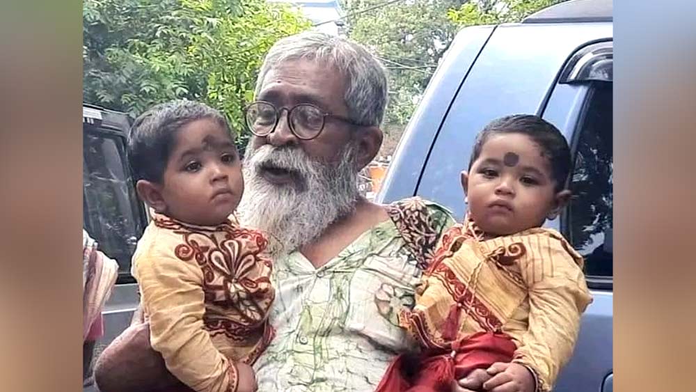 ভানু ও রবি প্রদীপের কোলে।