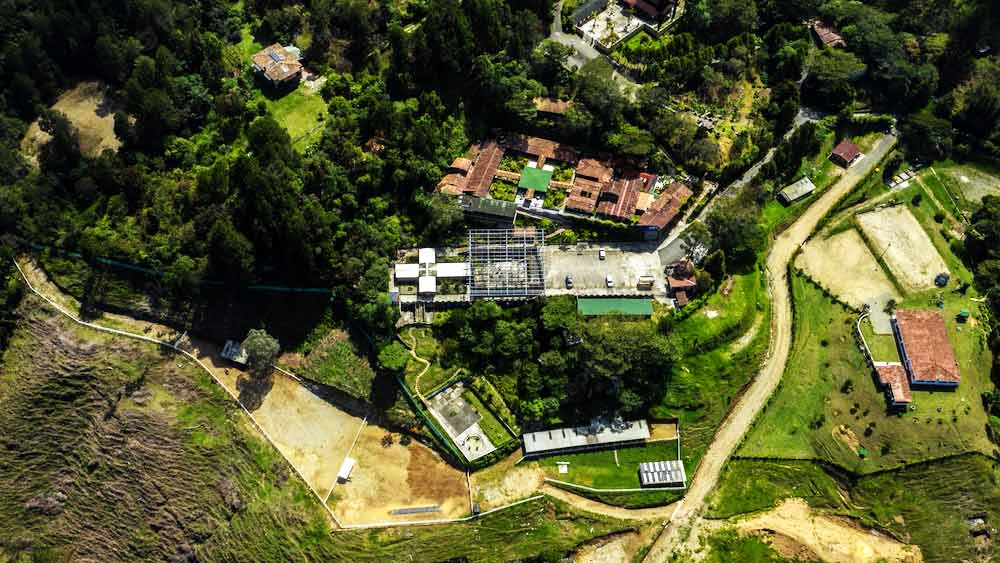 মাদক সম্রাট পাবলো এস্কোবার। বিশ্বের অন্যতম ধনী এবং নৃশংস অপরাধী বলেই পরিচিত। কলম্বিয়ার বাসিন্দা হলেও তিনি আমেরিকারও মাথাব্যথার কারণ ছিলেন।