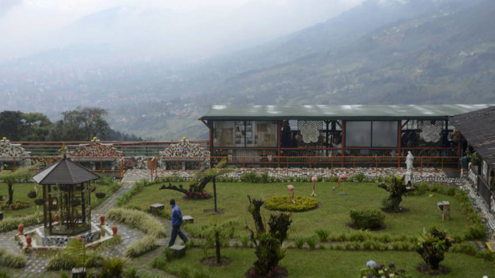 মাদক পাচার করে বিপুল অর্থের মালিক হওয়ার পাশাপাশি তাঁর নৃশংসতার শিকার হয়েছিলেন বিচারক, সাংবাদিক, ম্যাজিস্ট্রেট, পুলিশ, এমনকি নিজের দলের লোকেরাও।