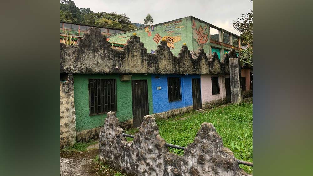 তবে তাঁর একটি অন্য রূপও ছিল। কলম্বিয়ার মেডেলিনে গরীব আদিবাসীদের কাছে তিনি ছিলেন দেবতার মতো। তাঁদের জন্য এস্কোবার স্কুল, পার্ক , হাসপাতাল, স্টেডিয়াম, চার্চ এবং আবাসন তৈরিতে কয়েক লক্ষ অর্থ খরচ করেছিলেন।