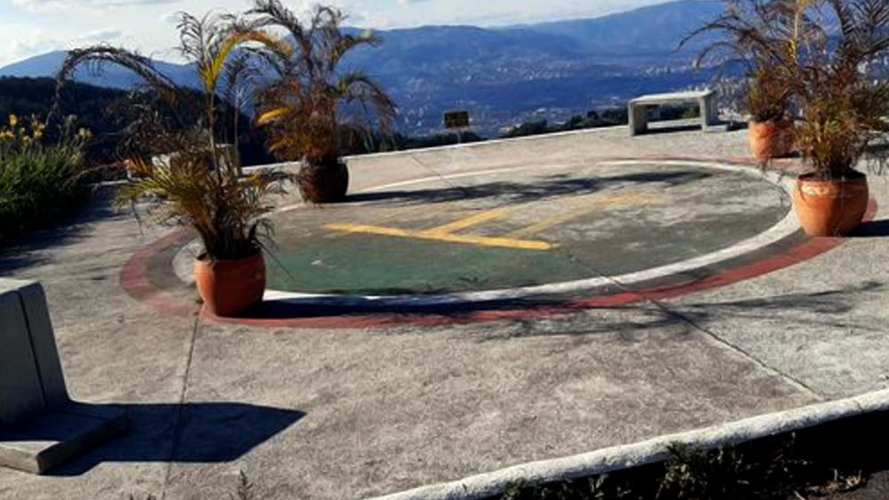 ১৯৭৬ সালে প্রেমিকা মারিয়া ভিক্টোরিয়া হেনাকে বিয়ে করেন। সেই সময় এস্কোবারের বয়স ২১ এবং মারিয়া ১৫। তাঁদের সম্পর্ক পরিবার মেনে না নেওয়ায় দু’জনে পালিয়ে গিয়ে বিয়ে করেন।