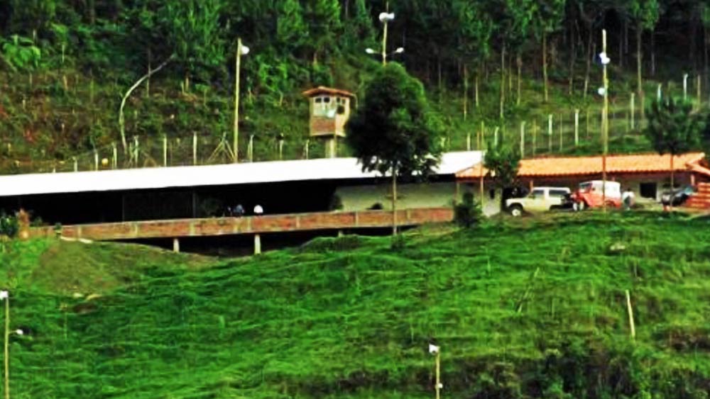 নিজেকে বাঁচাতে তিনি কলম্বিয়া সরকারকে প্রস্তাব দেন, ১০০০ কোটি ডলার বৈদেশিক ঋণ তিনি মিটিয়ে দেবেন।