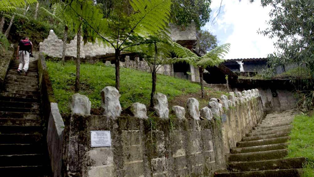তবে তার পরও তাঁর একটি শর্ত ছিল। সেই শর্তানুযায়ী, আত্মসমর্পণের পর তিনি সরকারি জেলে থাকবেন না। নিজের তৈরি জেলে থাকবেন। 