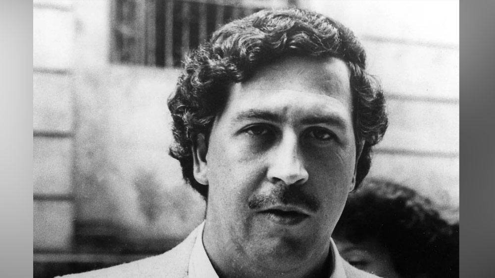 সেই জেলে তাঁর নিজস্ব নিরাপত্তারক্ষী থাকবে। জেলের আশপাশে দু’মাইলের মধ্যে কোনও সরকারি নিরপত্তারক্ষী থাকবে না। 