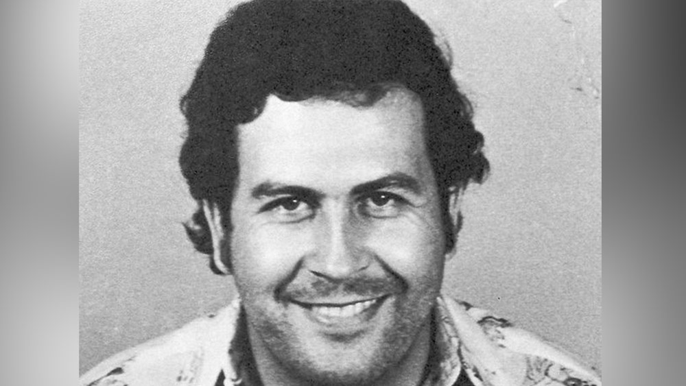 প্রশাসন তাঁর শর্ত মেনে নেয়। এস্কোবার তাঁর নিজের তৈরি জেলে থাকতে শুরু করেন। 