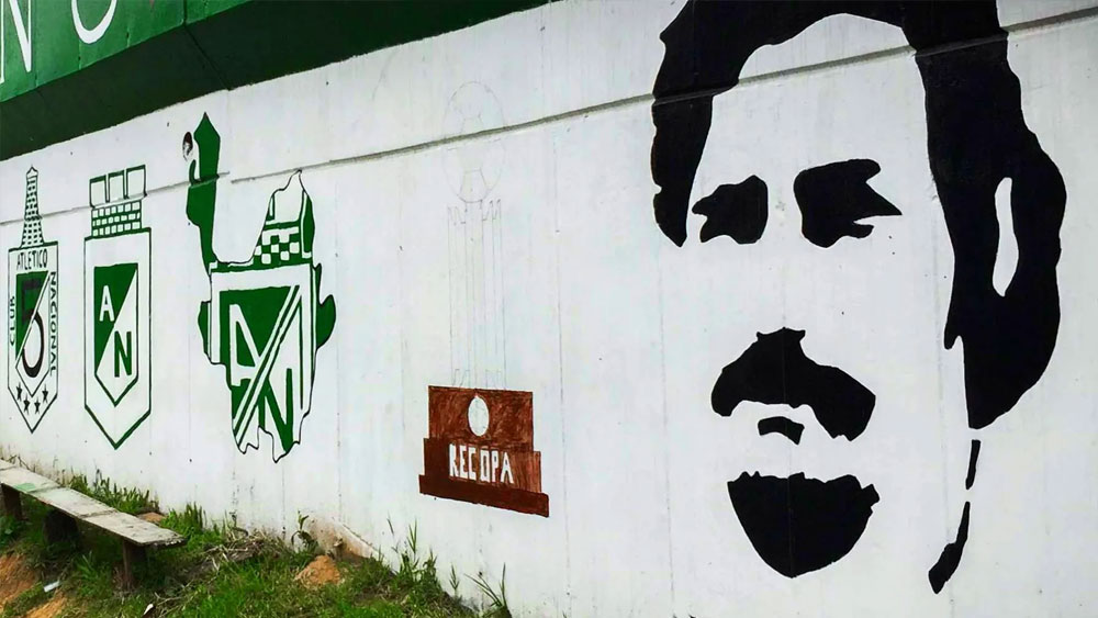 নিজের বানানো জেলটির নাম হল ‘লা ক্যাথেড্রাল’। কী ছিল না সেই বিলাসবহুল জেলে! জিমনেশিয়াম, স্পা, সুইমিং পুল, হেলিপ্যাড, ফুটবল মাঠ-সহ নানা কিছু।