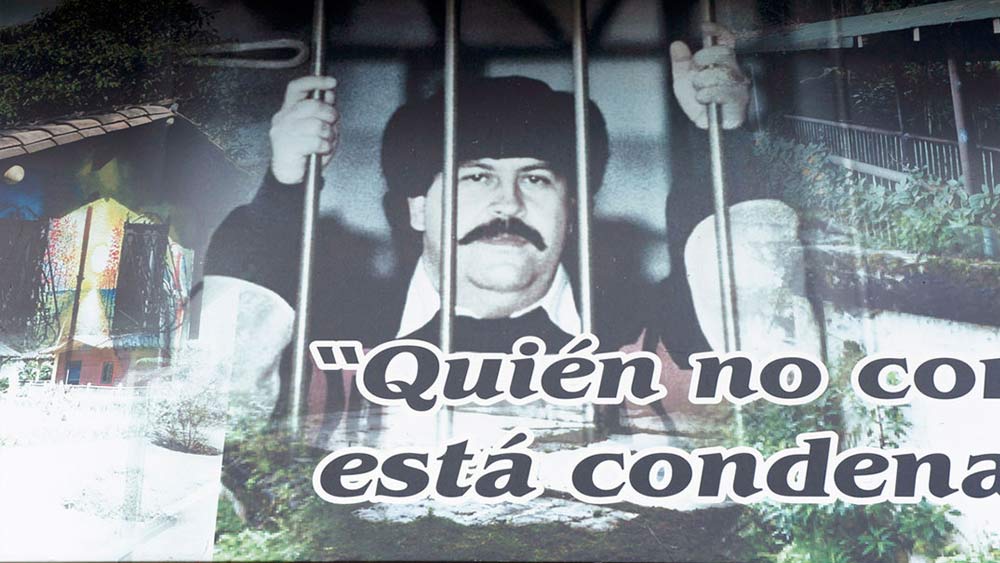 জেলের অদূরেই ছিল এস্কোবারের মেয়ের বাড়ি। তিনি যাতে জেল থেকে মেয়ের বাড়ি দেখতে পান, তার জন্য একটি টেলিস্কোপ লাগানো ছিল। 