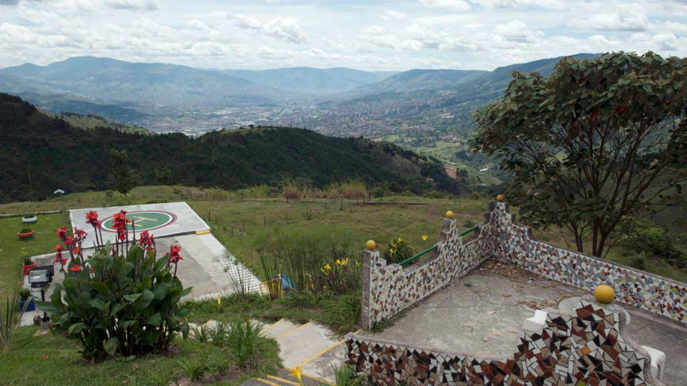 তবে জেলে থেকে তাঁর অপরাধমূলক কাজকর্ম কমেনি। সব কিছুই চলছিল আগের মতো। জেলের মধ্যে নিয়মিত যৌনকর্মী এবং দামি দামি খাবার আনা হত।
