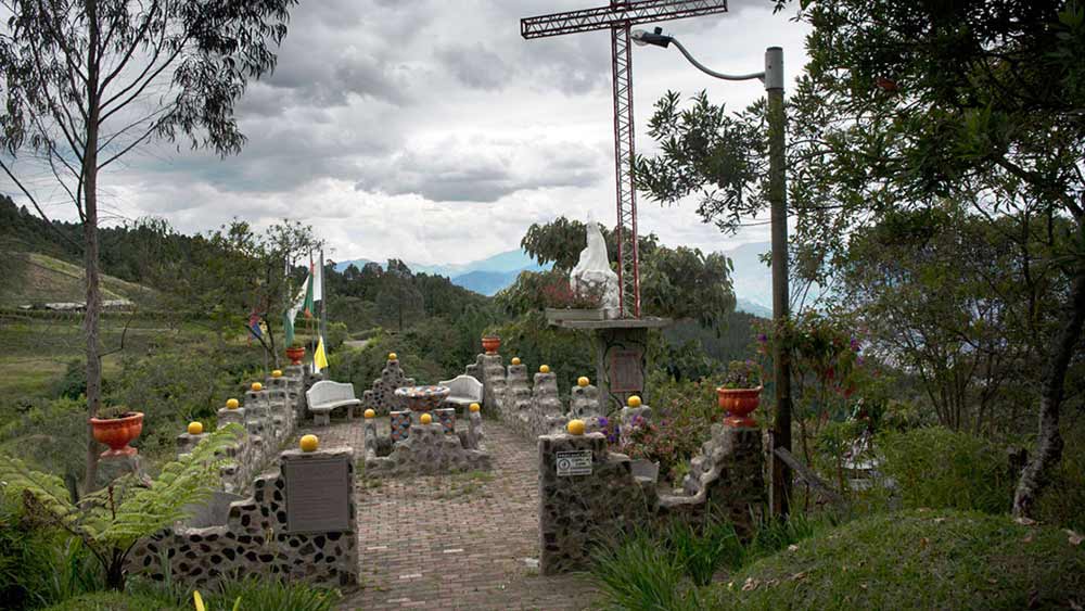 এ সব সত্ত্বেও তৎকালীন কলম্বিয়ান সরকার কর্যত অন্ধের মতো বসে ছিল। কিন্তু তাদের ধৈর্যের বাঁধ ভেঙে যায়, যখন এস্কোবার জেলের মধ্যে তাঁর চার সহযোগীকে খুন করেন।