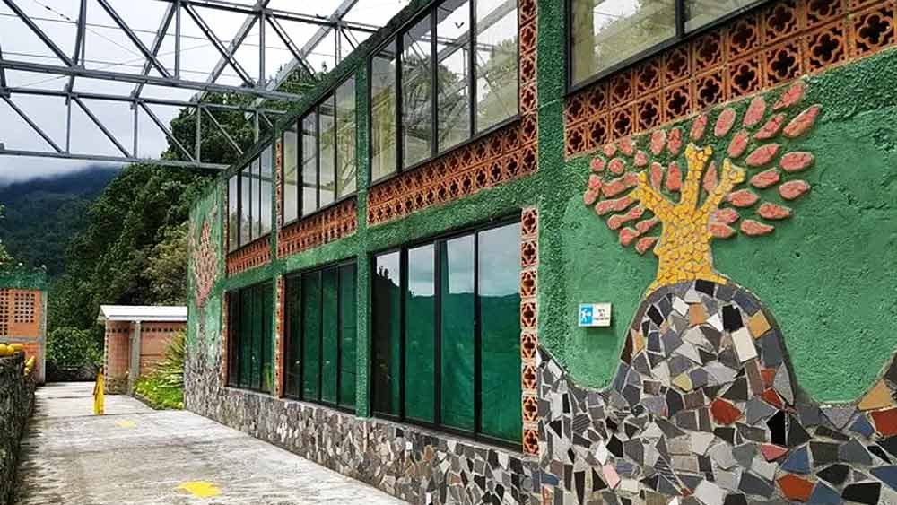 নয় জন সঙ্গীকে নিয়ে তিনি পিছনের একটি সুড়ঙ্গপথে পালিয়ে যান। 