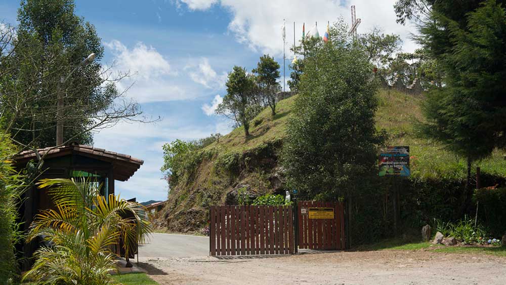 পালানোর সময় পুলিশ গুলি চালায়। তবে  পুলিশ গুলিতে তাঁর মৃত্যু হয়েছে, না কি ধরা পড়ার  ভয়ে এস্কোবার আত্মহত্যা করেছেন, তা নিয়ে ধোঁয়াশা থেকে গিয়েছে।