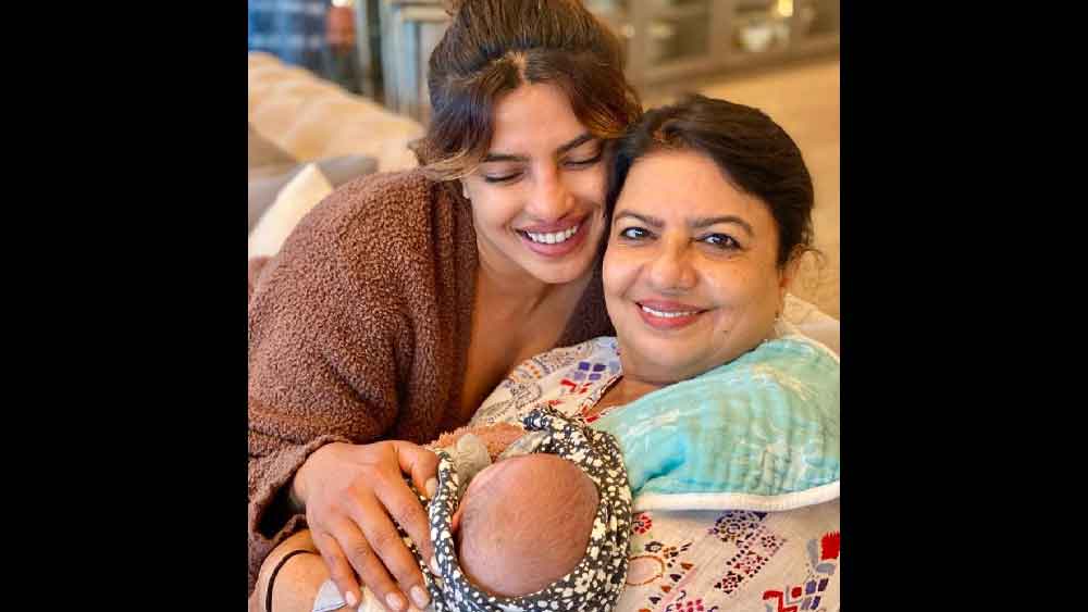 মা, মেয়ে আর নাতনি— আদরে বাঁধা পড়ে তিন প্রজন্ম।