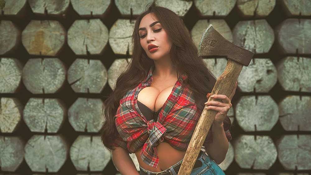 যুদ্ধের জন্য ইউক্রেনের বিনোদন দুনিয়ার কাজ প্রায় বন্ধ। মডেলিংয়ের কাজ নেই লুইসার হাতেও। এখন তিনি দেশের পরিস্থিতির খবর রাখেন। প্রয়োজন মতো সাহায্যও পাঠান সেনা বাহিনীর জন্য।