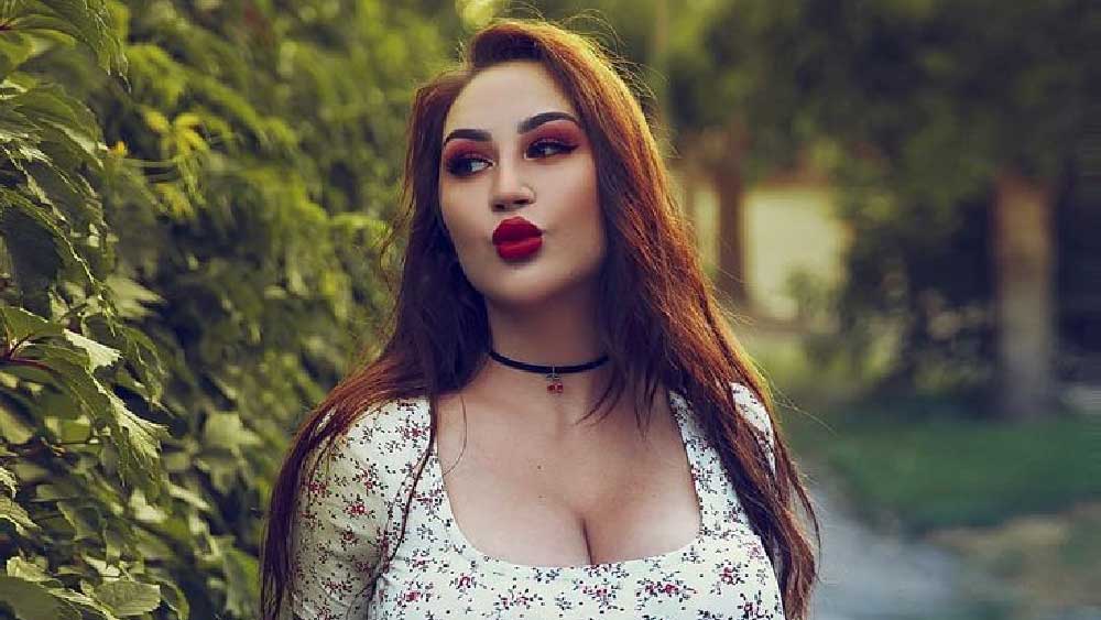 সেই সব উপঢৌকনের বহর দেখলে চমকে যেতে হয়। কেউ ২০০টি উট উপহার দিতে চেয়েছেন ইউক্রেনের এই মডেলকে। কেউ বলেছেন কয়েক কিলো সোনা দেবেন। নিজের দামি চা, দামি ওয়াইনের সংগ্রহও উপুড় করে দিতে চেয়েছেন কেউ কেউ। তবে এর থেকেও বেশি লোভনীয় প্রস্তাব হাতে পেয়ে ছেড়ে দিয়েছেন লুইসা।