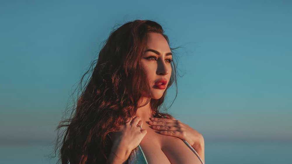 লুইসা জানিয়েছেন, তাঁর শারীরিক সৌন্দর্য তাঁর যন্ত্রণার কারণ হয়ে দাঁড়িয়েছে।