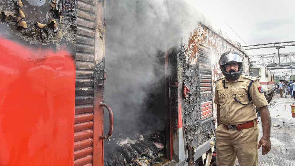 প্রতিবাদীদের বক্তব্য, সেনাবাহিনীর চাকরিতে চুক্তিভিত্তিতে নিয়োগ কেন হবে? কেনই বা অগ্নিপথ প্রকল্প থেকে মাত্র ২৫ শতাংশকে সেনাবাহিনীতে অন্তর্ভুক্ত করা হবে?