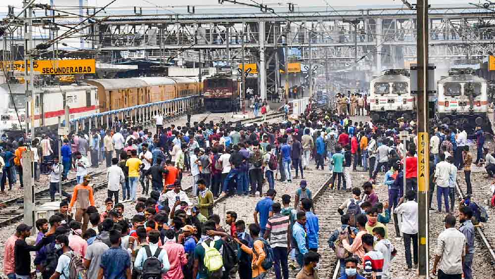 বিশেষজ্ঞদের একাংশ মনে করছেন, অগ্নিপথ প্রকল্প প্রথমে নিয়ন্ত্রিত ক্ষেত্রে পরীক্ষামূলক ভাবে পরিচালনা করা উচিত। একই সঙ্গে এই প্রকল্প ধীরে ধীরে এবং সমস্ত উদ্বেগের দিকগুলি নিয়ে পর্যালোচনা করে বাস্তবায়িত করা উচিত বলেও তাঁদের মত।
