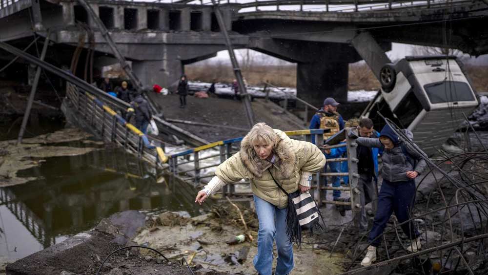 তবে তার থেকেও বেশি তাঁর কাছে যেটি গুরুত্বপূর্ণ,  তা হল— দুঃসময়ে দেশ ছেড়ে চলে যাওয়ার মতো কাপুরুষোচিত কাজ করতে রাজি নন তিনি। 