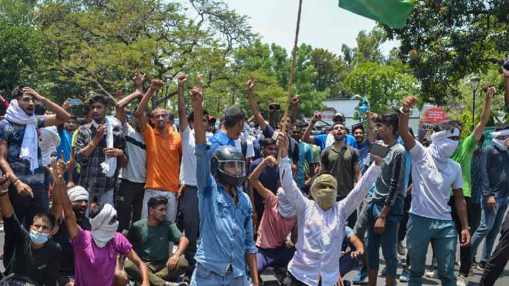 এই প্রকল্প নিয়ে দেশ জুড়ে তৈরি হওয়া অগ্নিগর্ভ পরিস্থিতির কারণ উল্লেখ করে ভাটিয়া বলেন, “একটি পদের জন্য শতাধিক প্রার্থী আবেদন করেন। কিন্তু এই প্রকল্পের ফলে যাঁরা সশস্ত্র বাহিনীতে যোগদান করতে চান, তাঁরা আরও ভাল চাকরির জন্য অন্য সংস্থায় যাবেন। এই প্রার্থীরা আধাসামরিক বাহিনীতে বা পুলিশে চাকরির চেষ্টা করবেন। এর ফলে আমরা সেনাবাহিনীতে সেরা সৈন্যদের পাবো না।’’
