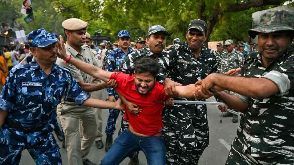 একই সঙ্গে তিনি ভাটিয়া মনে করছেন, ‘‘এ ছাড়াও সেনাদলে যোগ দিতে ইচ্ছুকেরা চার বছরের জন্য কেন যোগ দেবেন? এই স্বল্প মেয়াদের জন্য কেন তাঁরা ঝুঁকি নেবেন?’’