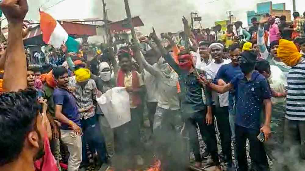 এই প্রকল্পের ফলে সশস্ত্র বাহিনীর ইতিহাস, সংস্কৃতি এবং ঐতিহ্য হারিয়ে যাবে বলেও তিনি মন্তব্য করেন।