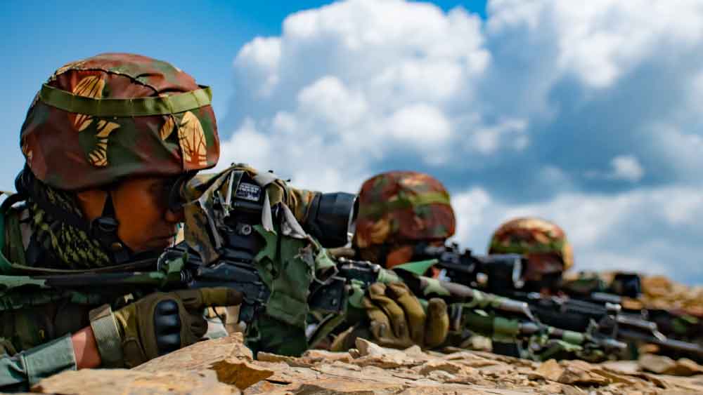 সঞ্জীব বলেন, ‘‘অগ্নিপথ প্রকল্পের চার বছরের চাকরিতে এক জন সেনা সদস্যকে ছ’মাসের প্রশিক্ষণ দেওয়া হবে এবং তিনি মাত্র তিন বছরের জন্য সেনাবাহিনীতে থাকবেন। সেনাদের উপযুক্ত ভাবে গড়ে তোলার জন্য তিন বছর যথেষ্ট সময় নয় এবং সেনারাও এত কম সময়ে নিজেদের দেশের স্বার্থে নিজেদের সঁপে দিতে পারবে না।’’