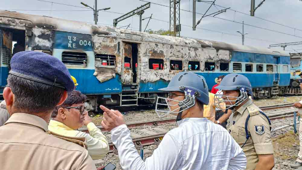 সঞ্জীব আরও জানান, চার বছরের চাকরিতে অগ্নিপথ প্রকল্পের আওতায় যোগ দেওয়া সেনারা কার্গিলের যুদ্ধে যোগ দেওয়া সেনাদের মতো লড়াই করবে, এই আশা কখনই করা উচিত না।