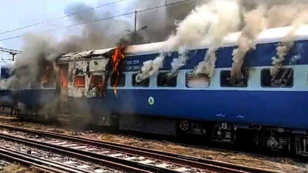 ১৪ জুন মঙ্গলবার কেন্দ্রীয় প্রতিরক্ষামন্ত্রী রাজনাথ সিংহ অগ্নিপথ প্রকল্পের ঘোষণা করেন। ঘোষণা করা হয়, এই প্রকল্পের আওতায় সাড়ে ১৭-২১ বছরের তরুণ-তরুণীরা চার বছরের জন্য মাসিক ৩০-৪৫ হাজার টাকার চুক্তির ভিত্তিতে সশস্ত্র বাহিনীর তিন শাখায় (স্থল, নৌ এবং বায়ুসেনা) যোগ দিতে পারবেন।