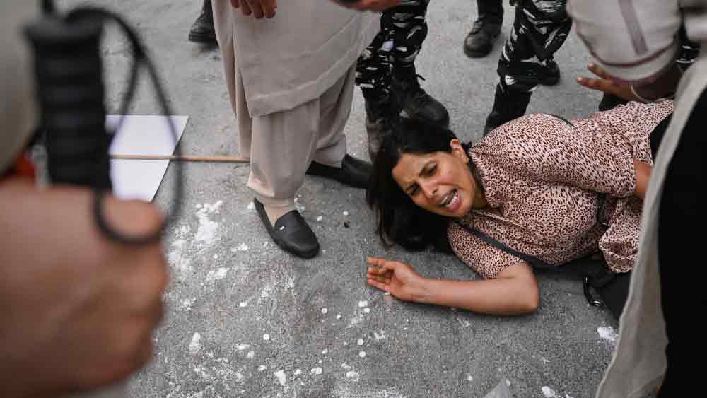 প্রতিরক্ষামন্ত্রী জানান, ওই সদস্যদের বলা হবে ‘অগ্নিবীর’। সেনায় শূন্যপদ ও যোগ্যতার ভিত্তিতে চতুর্থ বছরের শেষে সেই ব্যাচের সর্বাধিক ২৫ শতাংশ অগ্নিবীরকে সেনায় অন্তর্ভুক্ত করা হবে। বাকিদের ১১-১২ লক্ষ টাকা হাতে দিয়ে পাঠানো হবে অবসরে। থাকবে না কোনও পেনশন।