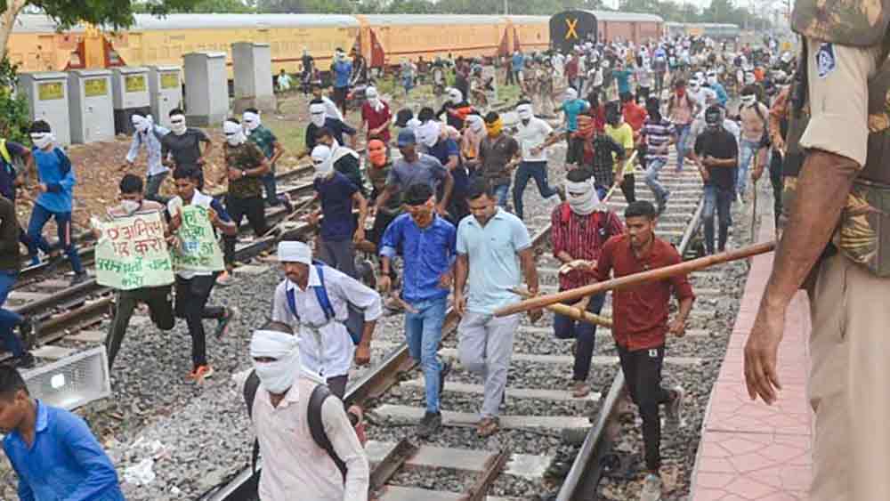 রাজ্যে রাজ্যে আন্দোলন শুরুর পরে বৃহস্পতিবার রাতে প্রতিরক্ষা মন্ত্রক যোগদানের বয়সসীমা এককালীন (শুধু প্রথম বার নিয়োগের ক্ষেত্রে) বাড়িয়ে ২৩ করেছে।