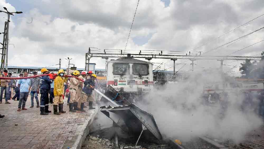 শুক্রবার রাজনাথ টুইট করে বলেছেন এই প্রকল্পে কাজ করার ‘সুবর্ণ সুযোগ’ যেন দেশের যুবসমাজ না হারান।