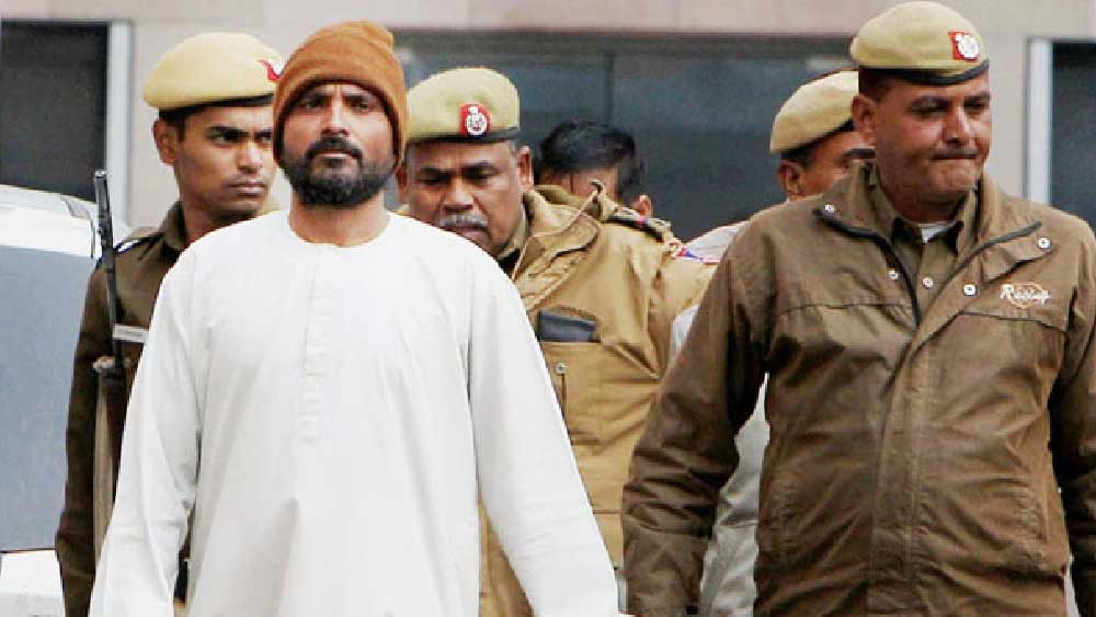 সব মিলিয়ে ১৪টি এফআইআর আর ৭টি খুনের মামলা দায়ের হয় চন্দ্রকান্তের নামে। এর মধ্যে বেশ কয়েকটিতে কয়েক বছর জেল খেটেই ছাড়া পেয়ে যায় সে। তবে চারটি খুনের মামলায় তাকে ফাঁসির নির্দেশ দেয় দিল্লি কোর্ট। যদিও ফাঁসির নির্দেশ পেয়েও বিশেষ বিকার দেখা যায়নি দিল্লির এই সিরিয়াল কিলারের। প্রত্যক্ষদর্শীরা জানিয়েছিলেন, কোর্টে চন্দ্রকান্তকে দেখে মনে হচ্ছিল খুন করার জন্য বিন্দুমাত্র অপরাধবোধ নেই তার। 