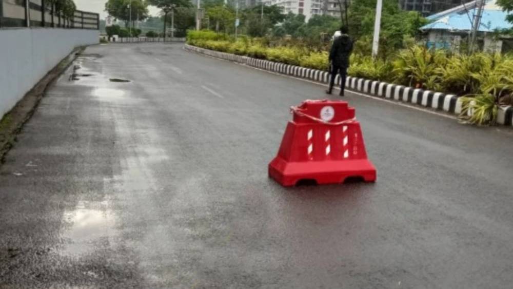 এভাবেই বন্ধ করা হয়েছে রাস্তা।