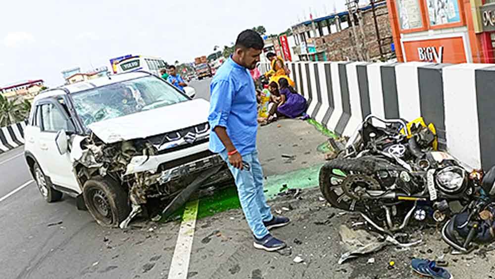 উড়ালপুলে দুর্ঘটনাগ্রস্ত গাড়ি ও মোটরবাইক।