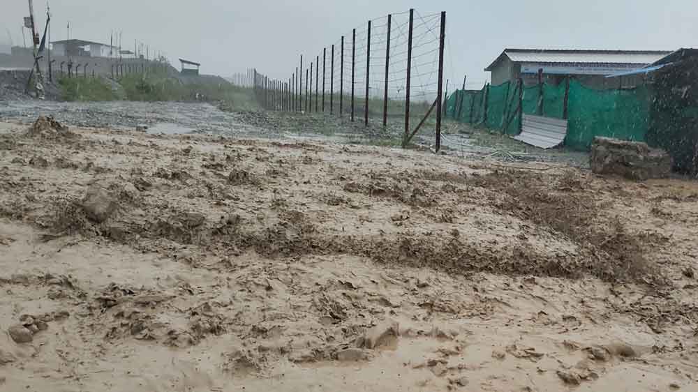 ভুটান পাহাড় থেকে নেমে আসছে জল। তার জেরে বন্যা পরিস্থিতি ভুটান পাশাখা সীমান্তের খোকলাবস্তিতে।