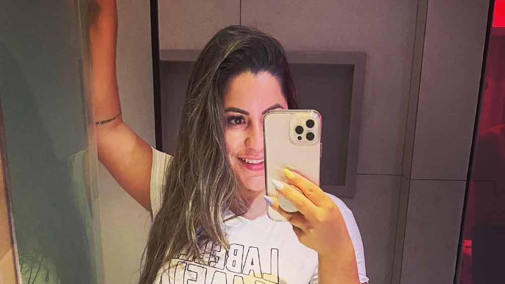 সংস্থার তরফ থেকে জুলিকে এ-ও বলা হয় যে, তিনি এই ধরনের খোলামেলা পোশাক পরে এলে তাঁর পক্ষে কাজ করা সম্ভব হবে না।