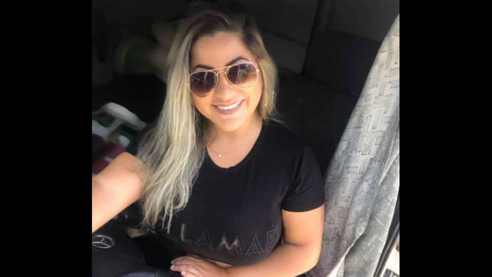 জুলির দাবি, রাস্তায় পুরুষ ট্রাক চালকেরা খালি গায়ে ট্রাক চালালে সেটা নিয়ে আপত্তি না থাকলেও মহিলাদের খোলামেলা পোশাকের জন্য খারাপ নজর এবং কুরুচিকর মন্তব্যের শিকার হতে হয়।