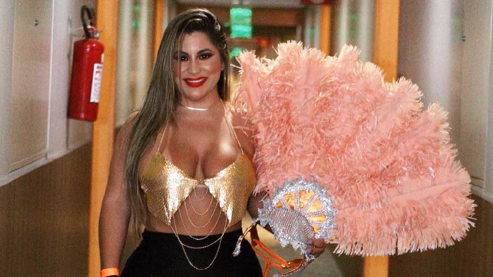 খোলামেলা পোশাক পরলে তাঁর ট্রাক চালাতে সুবিধা হয়। আর সেই কারণেই তিনি খোলামেলা পোশাকেই ট্রাক চালাতে বেশি স্বচ্ছন্দ। কিন্তু খোলামেলা পোশাক পরে ট্রাক চালালে তাঁকে চাকরি থেকে তাড়িয়ে দেওয়া হবে বলে হুমকিও দেখা হয়। এমনটাই জানান জুলি।