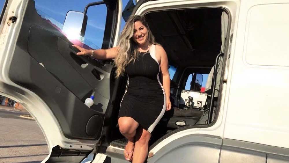 জুলি জানান, রাস্তাঘাটে শৌচালয়ে যাওয়ার দরকার পড়লে পুরুষদের মতো মহিলারা যেখানে সেখানে যেতে পারেন না। জুলি এক বার চাপের মুখে পড়ে পুরুষ শৌচালয়ে প্রবেশ করতে বাধ্য হন৷ 