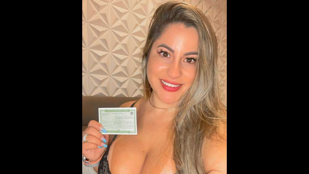 তবে ধীরে ধীরে পেশা বদলানোর কথা ভাবছিলেন জুলি। তিনি জানান, ছোটবেলা থেকেই তাঁর নিতম্ব খুবই আকর্ষণীয়। তাঁর নিতম্ব ১১৪ সেন্টিমিটারের। তাই ট্রাক চালানোর পাশাপাশি সময় বের করে নিতম্ব প্রদর্শন করা বহু ছবি তিনি ইনস্টাগ্রামে পোস্ট করতে থাকেন। এর ফলে খুব অল্প সময়েই জনপ্রিয় হয়ে ওঠেন জুলি। ইনস্টাগ্রামে প্রায় ১৭ হাজার ফলোয়ার লাভ করেন তিনি।