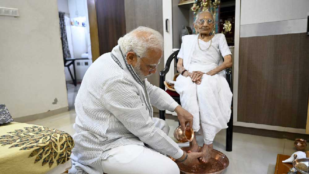 হীরাবেনের সঙ্গে মোদী।