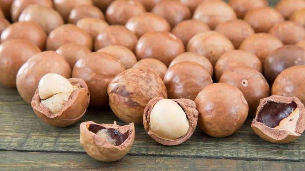 এক পাউন্ড ম্যাসেডেমিয়া বাদামের মূল্য ২৫ আমেরিকান ডলার (ভারতীয় মুদ্রায় প্রায় দু’হাজার টাকা)।