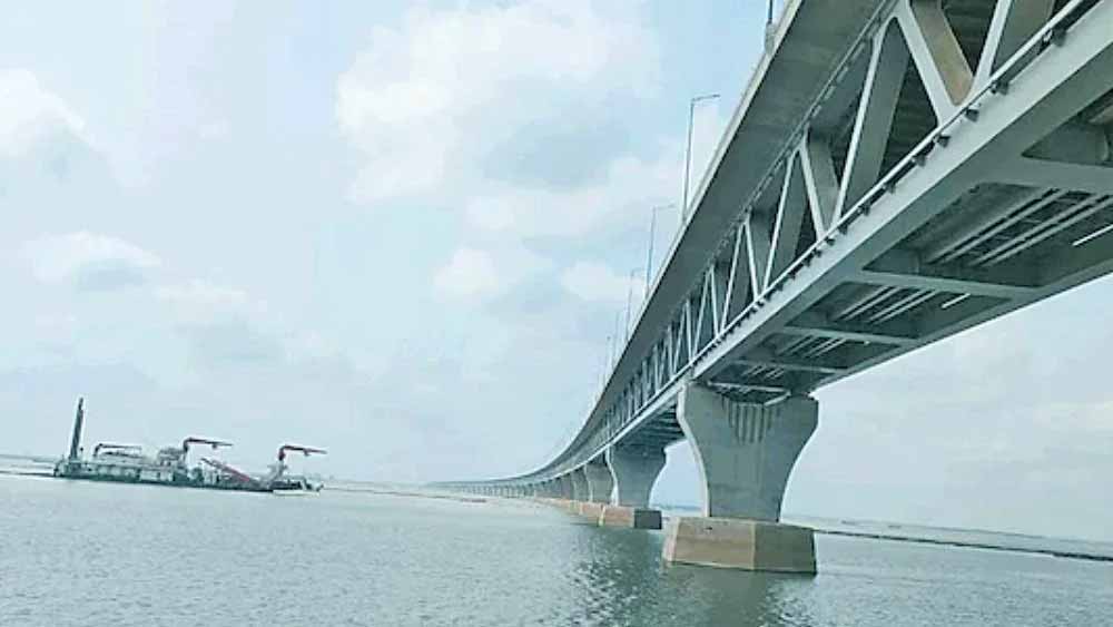 এটি দোতলা সেতু। নীচের তলায় রেলপথে চলবে ট্রেন। সেতুর উপরে চার লেনের চওড়া রাস্তায় ছুটবে গাড়ি। 