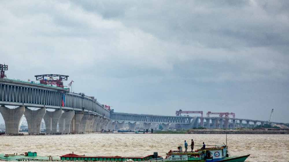 ১০ বছর আগে, বিশ্ব ব্যাঙ্ক পদ্মা সেতু প্রকল্প থেকে হাত তুলে নেওয়ার পরে একে চ্যালেঞ্জ হিসেবে নিয়েছিলেন হাসিনা।